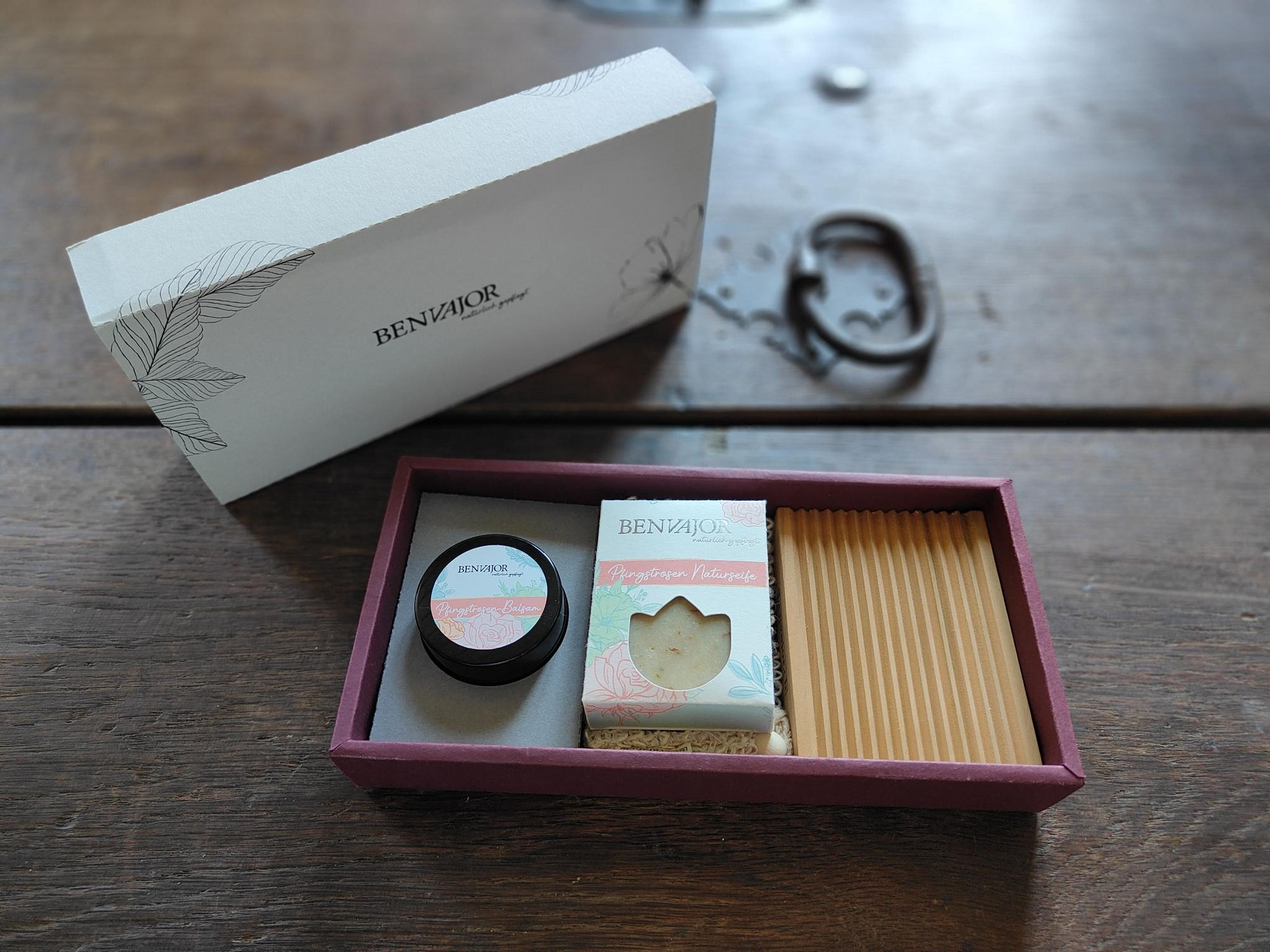Bedruckte Bio-Geschenkbox mit Naturseifen von benvajor